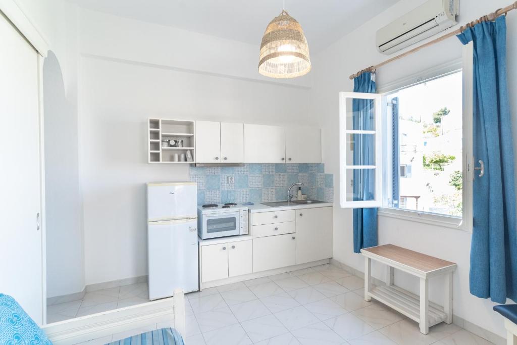 Kuchyň nebo kuchyňský kout v ubytování Theo Studios & Apartments
