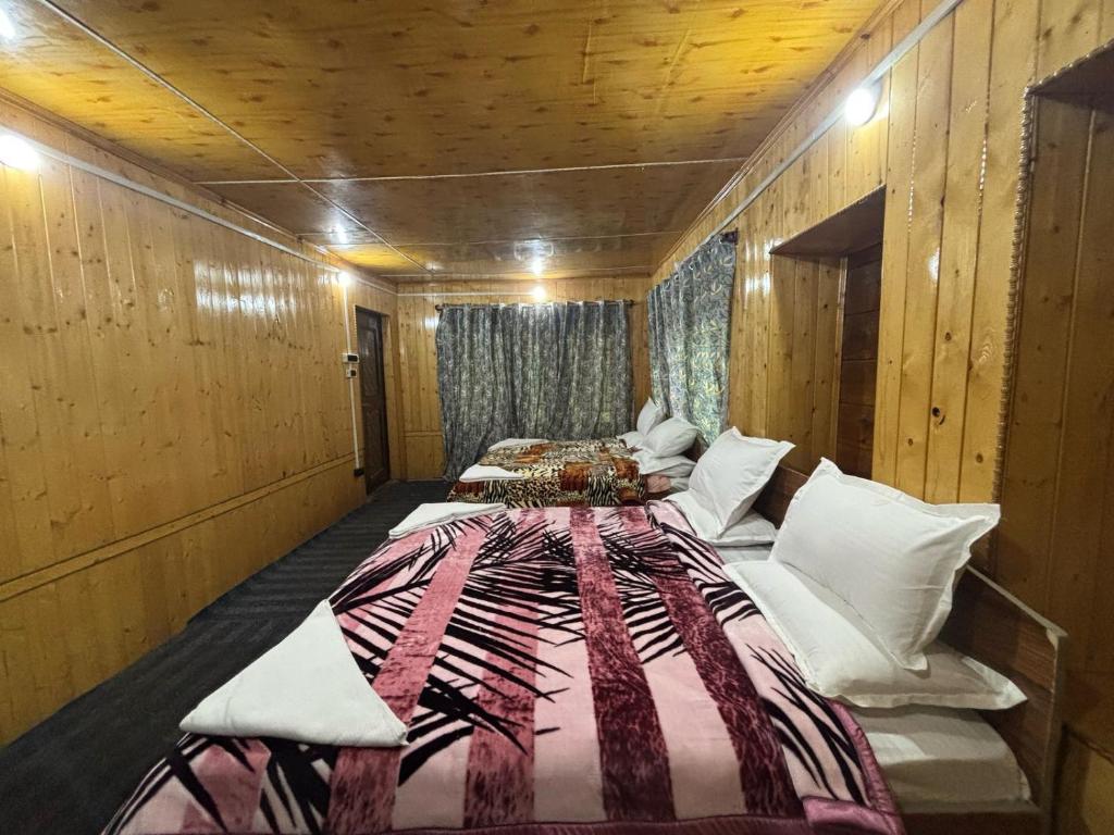 Postel nebo postele na pokoji v ubytování Pahalgam Gateways