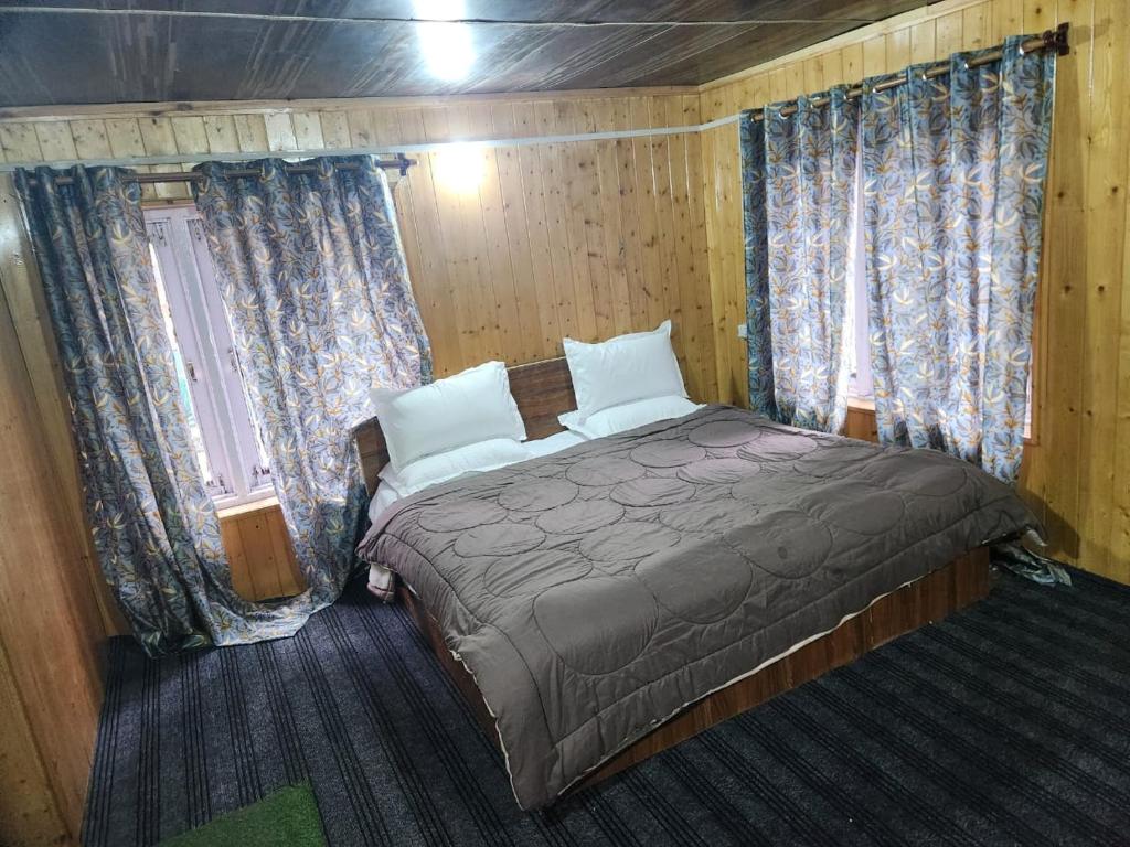 Postel nebo postele na pokoji v ubytování Pahalgam Gateways