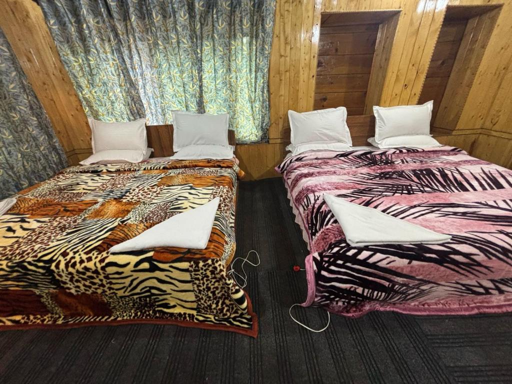Postel nebo postele na pokoji v ubytování Pahalgam Gateways
