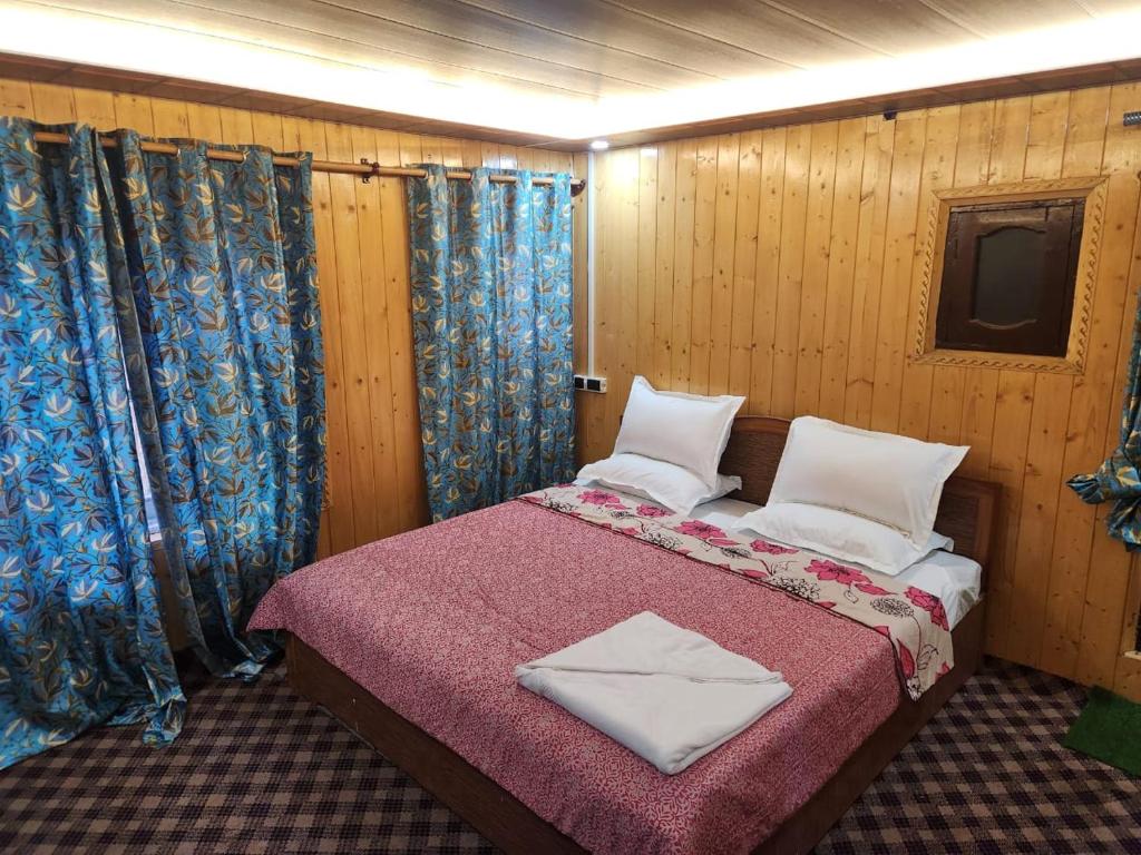 Postel nebo postele na pokoji v ubytování Pahalgam Gateways