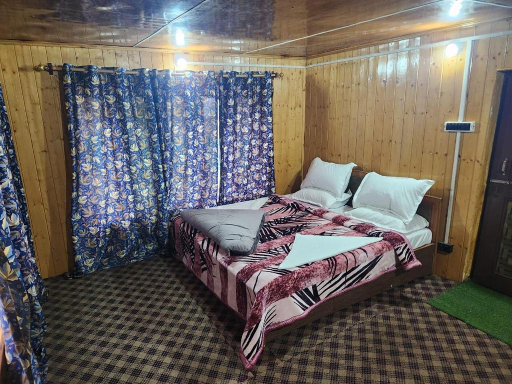 Postel nebo postele na pokoji v ubytování Pahalgam Gateways
