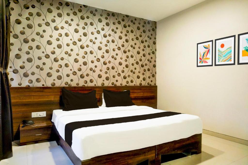 Postel nebo postele na pokoji v ubytování Super Townhouse Oak Viman Nagar formerly Kuber Inn