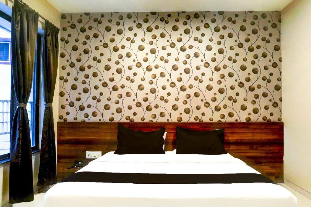 Postel nebo postele na pokoji v ubytování Super Townhouse Oak Viman Nagar formerly Kuber Inn