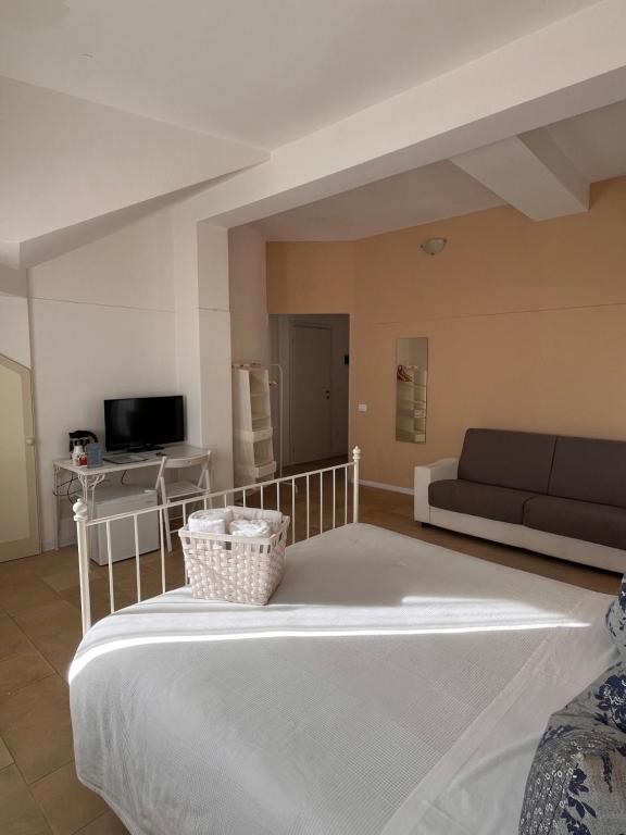 TV a/nebo společenská místnost v ubytování Regina Margherita B&B