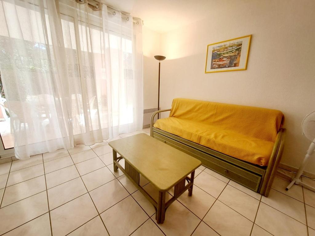 une pièce avec un lit et une table dedans dans l'établissement Grand T3 avec Terrasse et Jardin, à Fréjus