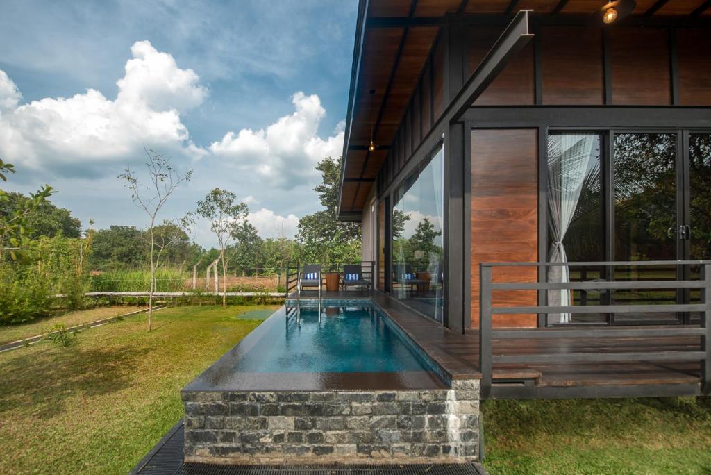una casa con piscina nel cortile posteriore di Atha Resort a Sigiriya