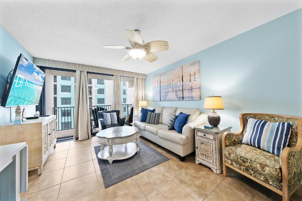 una sala de estar con un sofá y una mesa en Island Winds West 471, en Gulf Shores