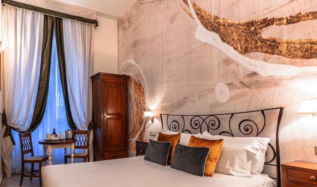 Pokój hotelowy z łóżkiem i kamienną ścianą w obiekcie Le Clarisse Pantheon w Rzymie
