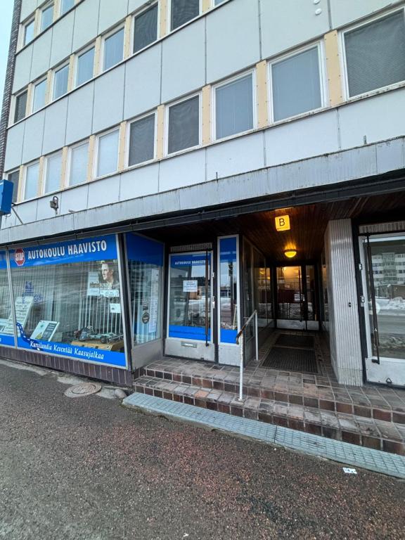 an empty building with the doors open on a street at Kaksio Pieksämäen keskustassa in Pieksamaki