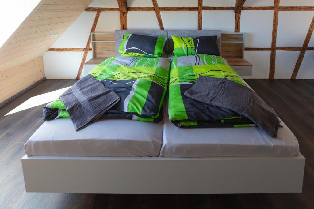 Ein Bett oder Betten in einem Zimmer der Unterkunft Lewe`s Ferienwohnungen