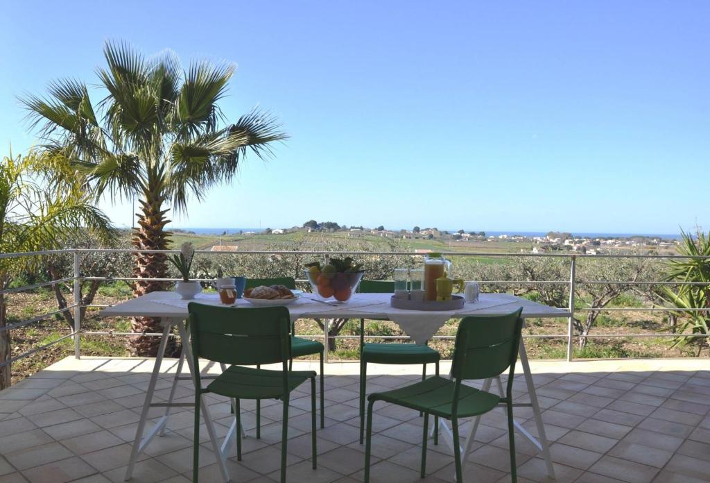 メンフィにあるHoliday Home Biancolillaの眺めの良いパティオ(テーブル、椅子付)