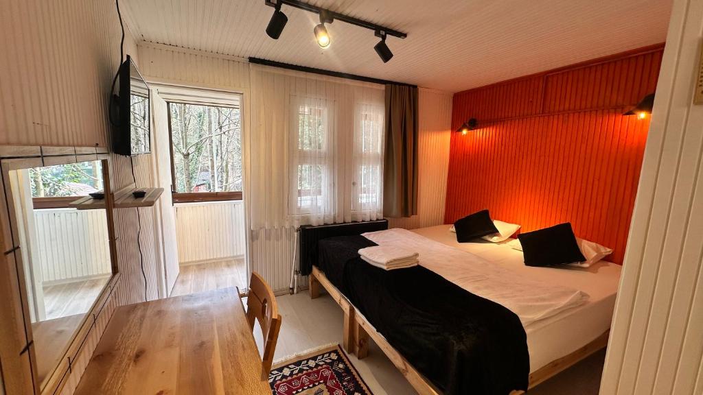 Ένα ή περισσότερα κρεβάτια σε δωμάτιο στο Karaaslan Kamping Tesisleri