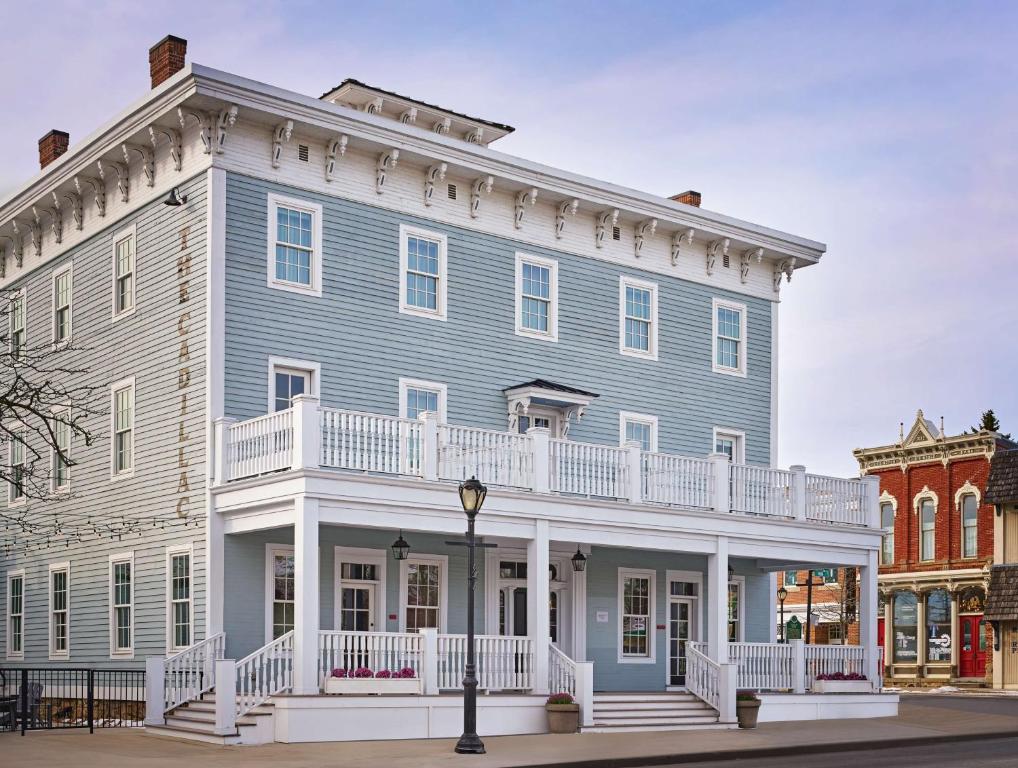 LexingtonThe Cadillac House Lexington, Tapestry Collection By Hilton的大型蓝色房屋 - 带白色阳台