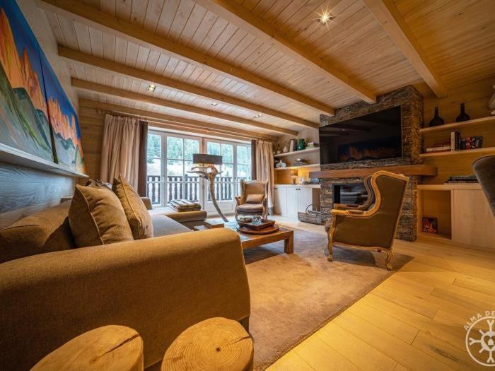 a living room with a couch and a fireplace at CASA SOLEI en Val de Ruda in Naut Aran