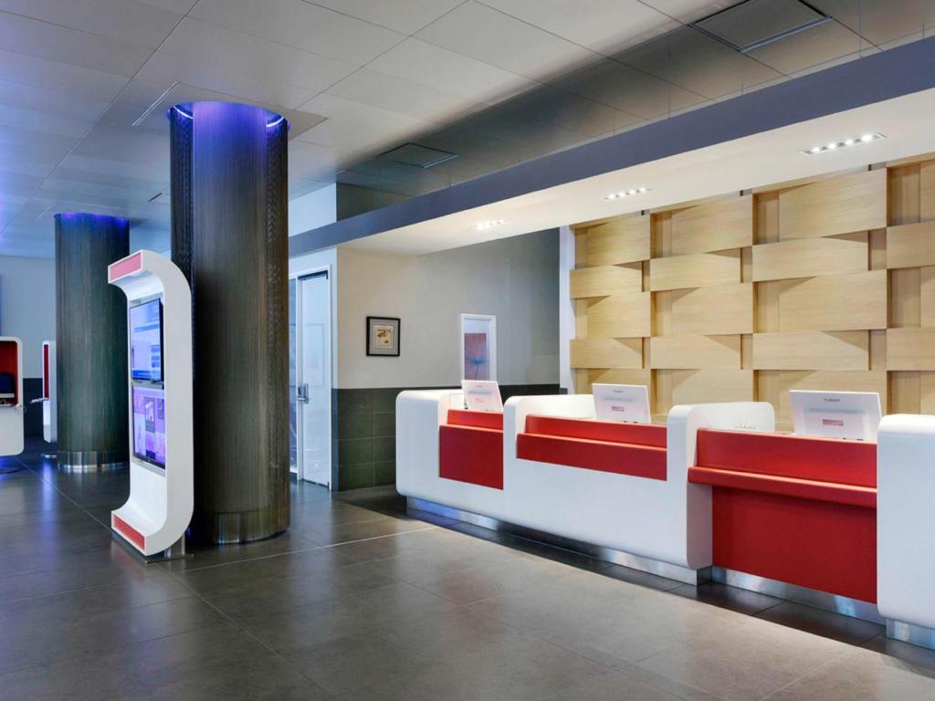 DoubleTree by Hilton Ottawa Downtownにあるテレビまたはエンターテインメントセンター