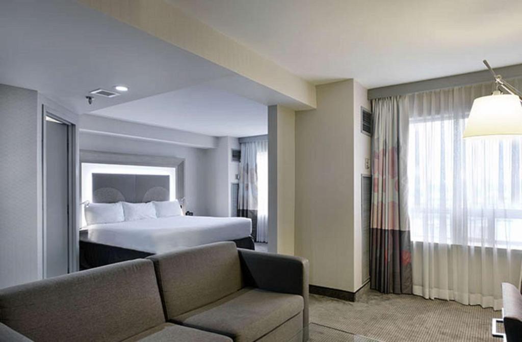 DoubleTree by Hilton Ottawa Downtownにあるベッド