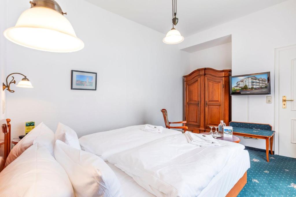 Postel nebo postele na pokoji v ubytování Hotel Stranddistel Rügen
