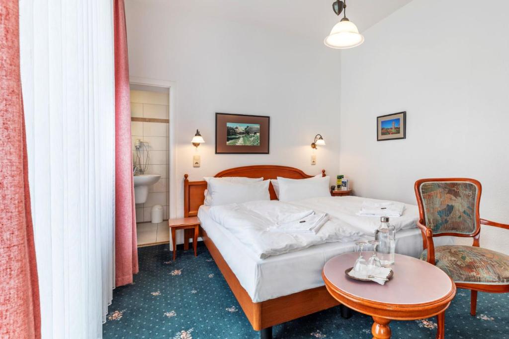 Postel nebo postele na pokoji v ubytování Hotel Stranddistel Rügen