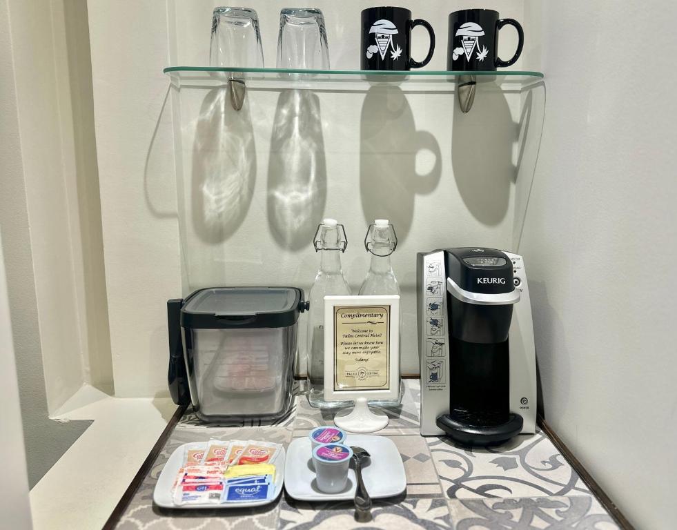 Příslušenství pro přípravu čaje a kávy v ubytování Palau Central Hotel