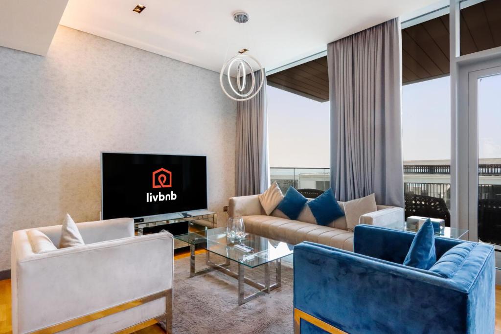 TV a/nebo společenská místnost v ubytování Bluewaters Island - High-Floor 1 Bedroom Suite by Livbnb