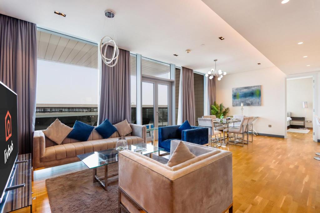 Posezení v ubytování Bluewaters Island - High-Floor 1 Bedroom Suite by Livbnb