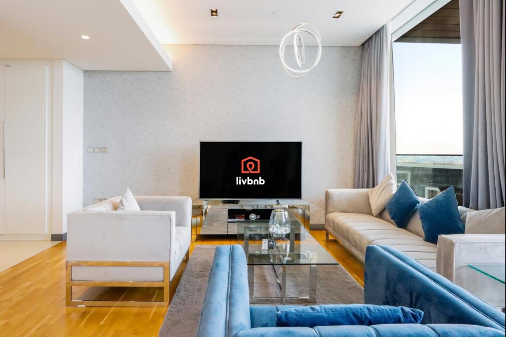 TV a/nebo společenská místnost v ubytování Bluewaters Island - High-Floor 1 Bedroom Suite by Livbnb