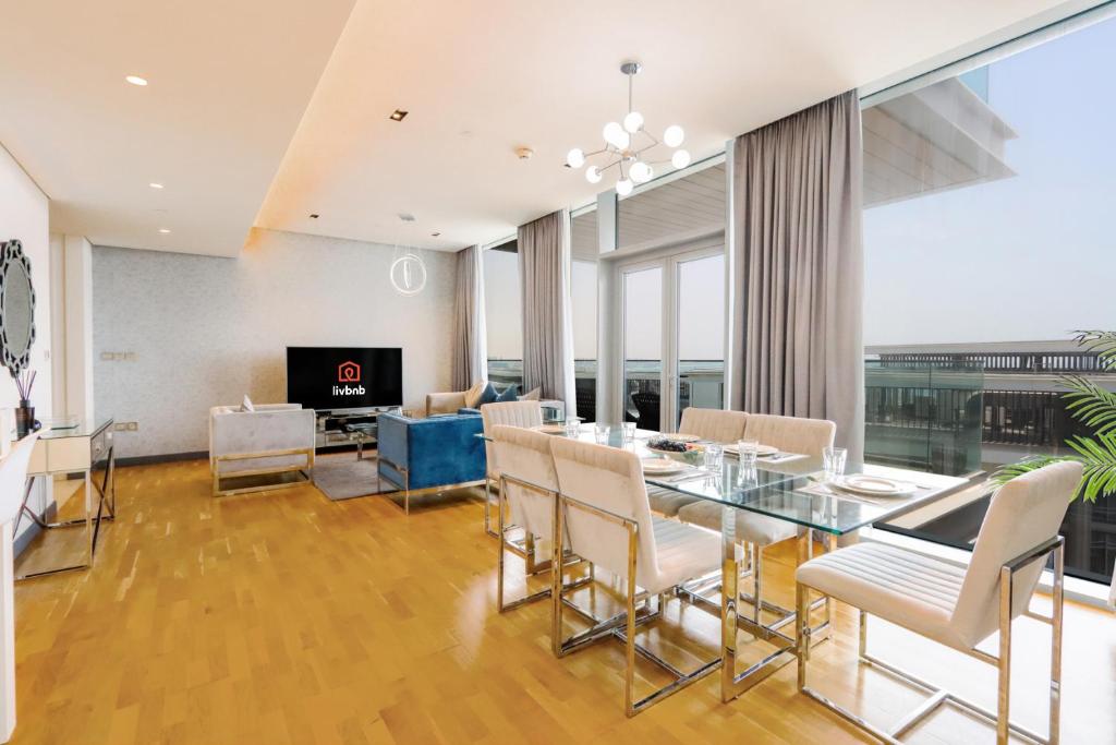 TV a/nebo společenská místnost v ubytování Bluewaters Island - High-Floor 1 Bedroom Suite by Livbnb