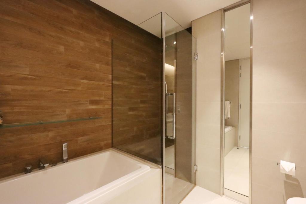 Koupelna v ubytování Bluewaters Island - High-Floor 1 Bedroom Suite by Livbnb