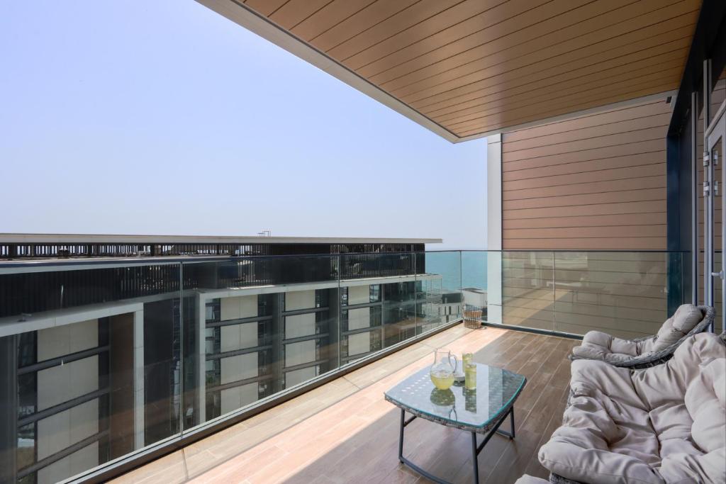 Balkón nebo terasa v ubytování Bluewaters Island - High-Floor 1 Bedroom Suite by Livbnb