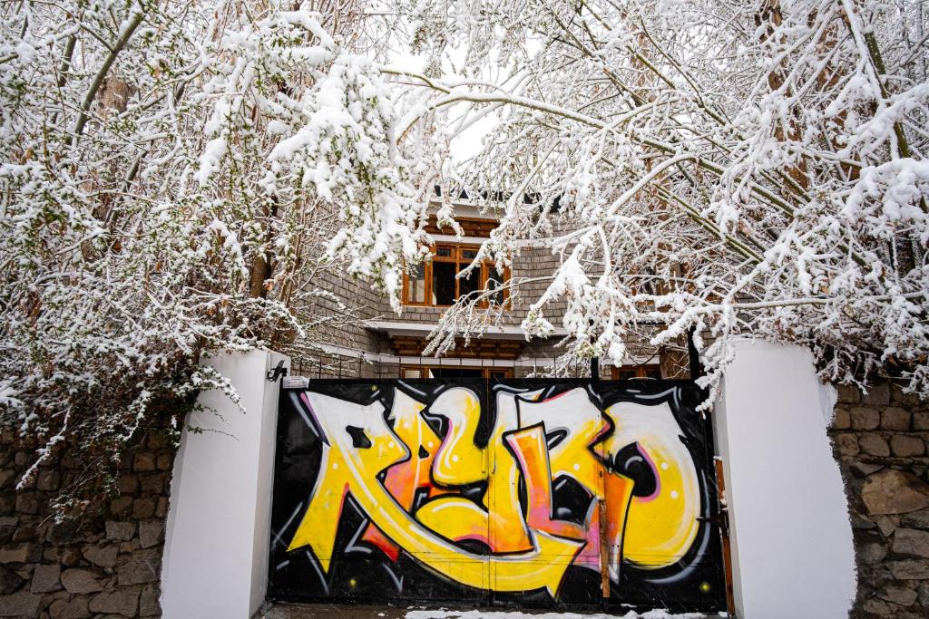 Raybo Hostel - Serene stay with 5 mins walk from the main market v zimě