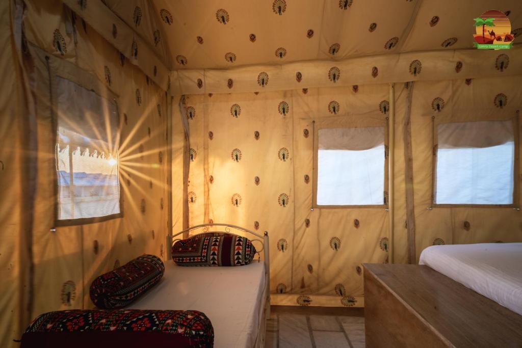 Postel nebo postele na pokoji v ubytování Limra Desert Camp