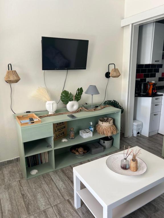 Televízia a/alebo spoločenská miestnosť v ubytovaní SERENITY yard apartment
