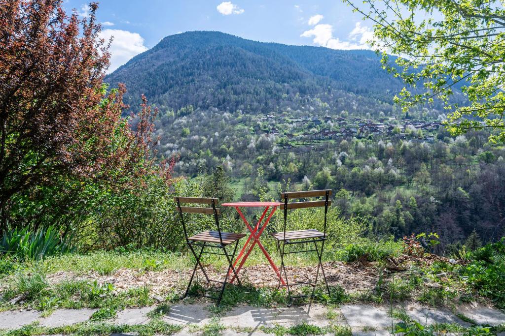 two chairs sitting at a table in the mountains at Beau Studio Vue Splendide 3 Vallées in Champoulet
