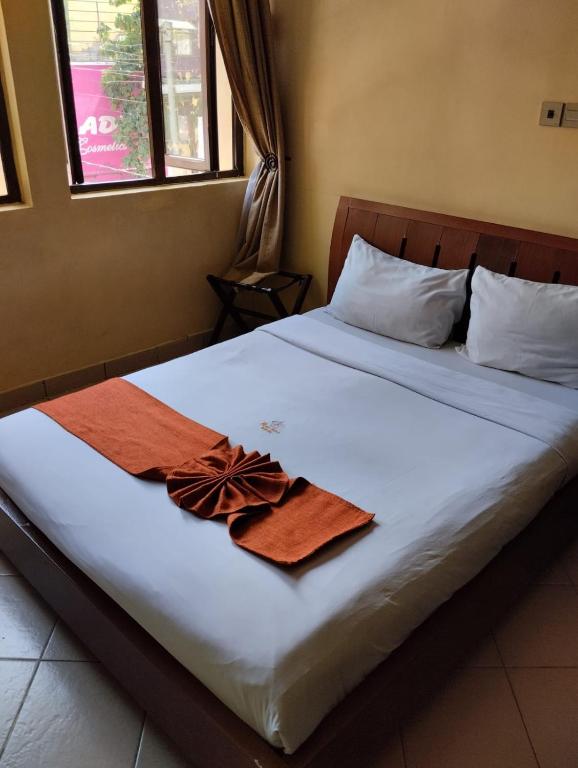 Postel nebo postele na pokoji v ubytování new raya hotel