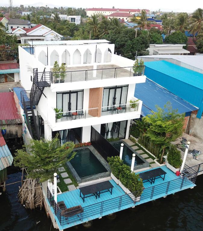 Bazén v ubytování The Rivera Kampot nebo v jeho okolí
