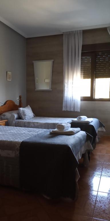 Cama o camas de una habitación en Hostal La Collada de Aralla