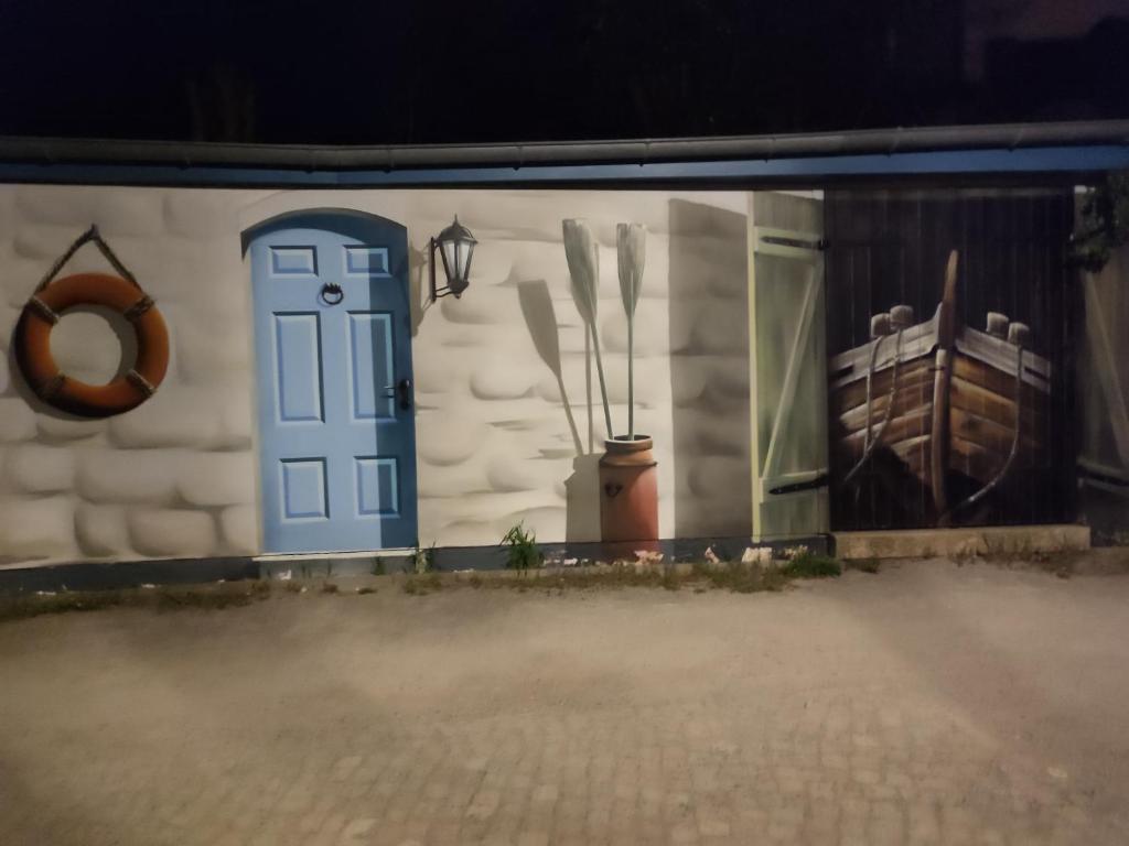 a wall with a blue door and a painting on it at knär in Erkner