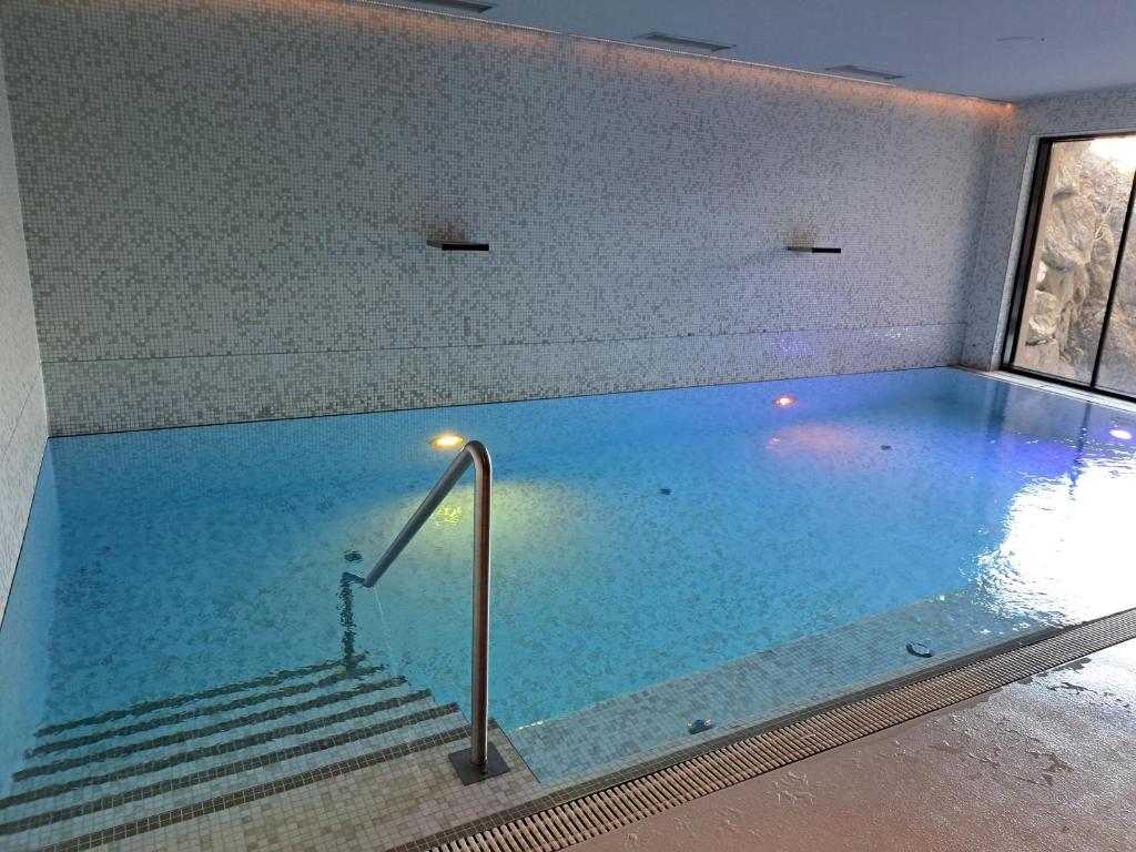 Bazén v ubytování Familienhotel Felsenhof nebo v jeho okolí