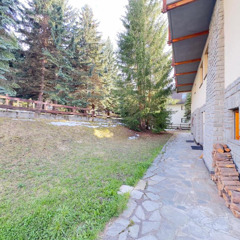 A garden outside Chalet La Cometa