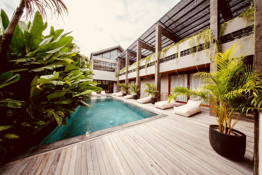 坎古TheHub Pererenan Coworking, Pool and Rooftop的建筑物内设有带游泳池的庭院