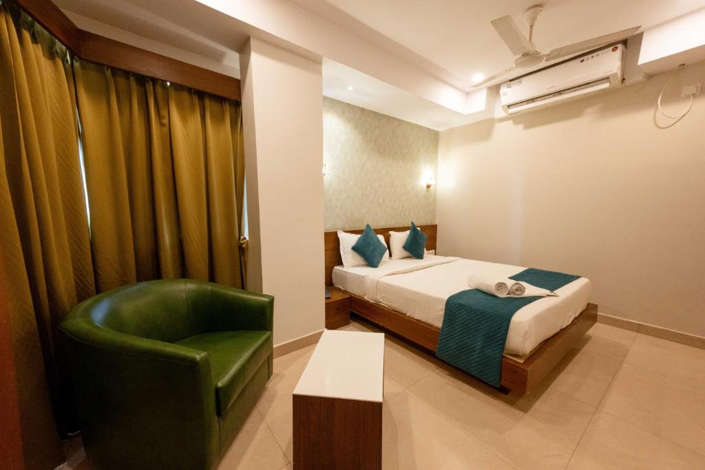Postel nebo postele na pokoji v ubytování REGALIA INN &SUITES