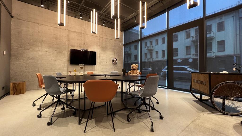 TV a/nebo společenská místnost v ubytování Moxy Kaunas Center