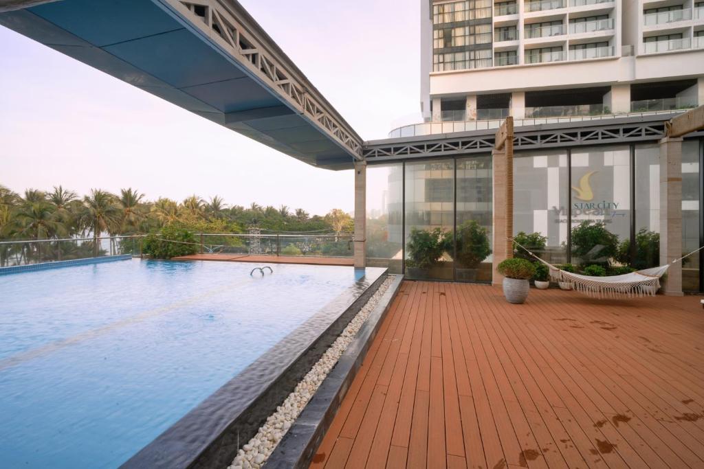 Bazén v ubytování S Lux Apartment Starcity with Sea View nebo v jeho okolí