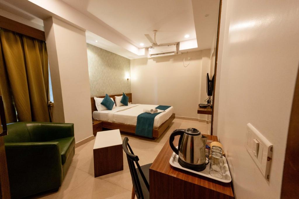 Postel nebo postele na pokoji v ubytování REGALIA INN &SUITES