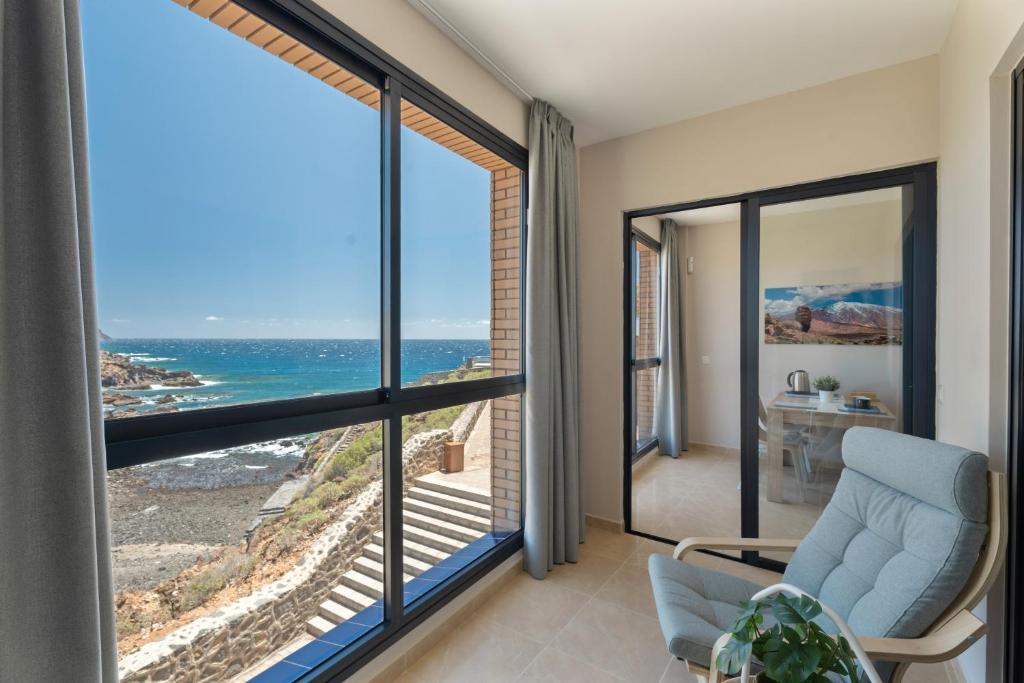 Una sala de estar con vista al mar. en Maresía, en Los Abrigos