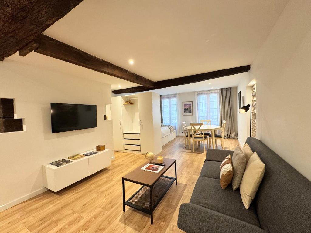 Телевизор и/или развлекательный центр в Le petit Vasselot, Centre de Rennes