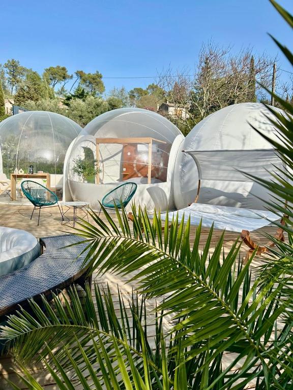 un groupe de dômes de verre dans un jardin dans l'établissement Les bulles Nîmoises, à Nîmes