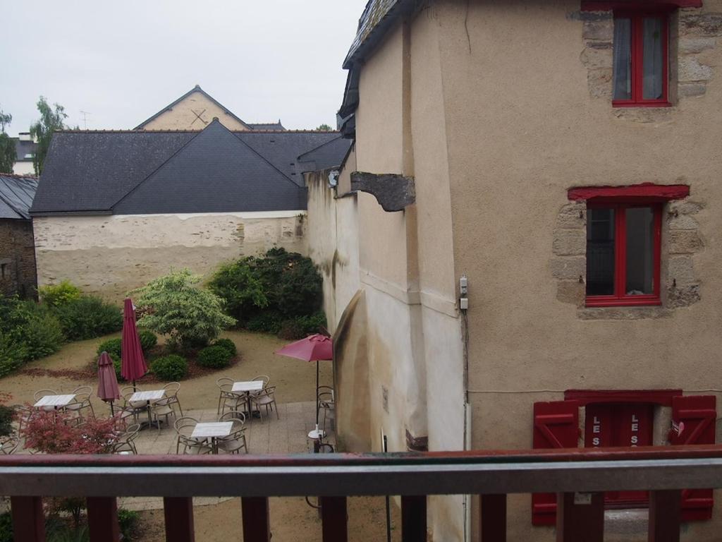 d'un balcon avec une terrasse dotée de tables et de chaises. dans l'établissement Maison en plein coeur du centre historique, à Malestroit