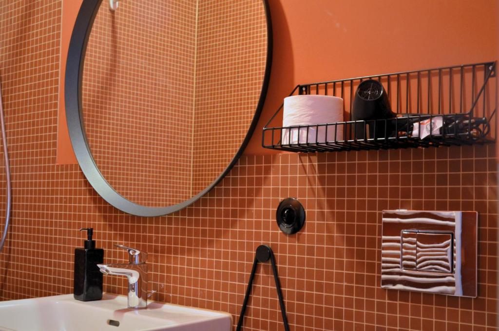 ein Badezimmer mit Waschbecken und Spiegel in der Unterkunft An Den Wiesen Gasthaus am Finowkanal in Wandlitz